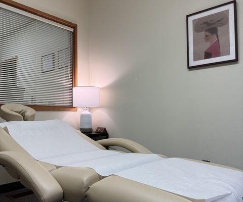 Here is the comfortable bed where you can regain your health with acupuncture treatment.
