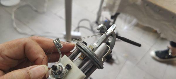 Using a tool to thread the tufting gun