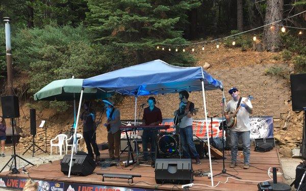 Live music Friday and Saturday nights