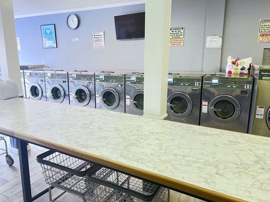 Los Primos Laundromat