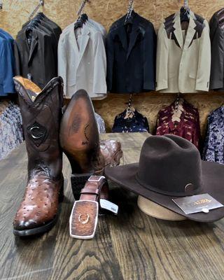 Luce el auténtico estilo cowboy con un sombrero vaquero y botas exóticas en piel