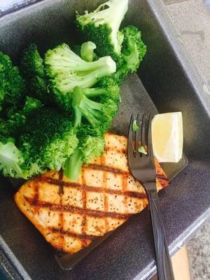 Grilled salmon with broccoli