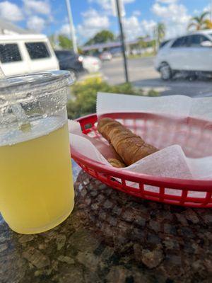 jugo de piña y tequeño de quezo
