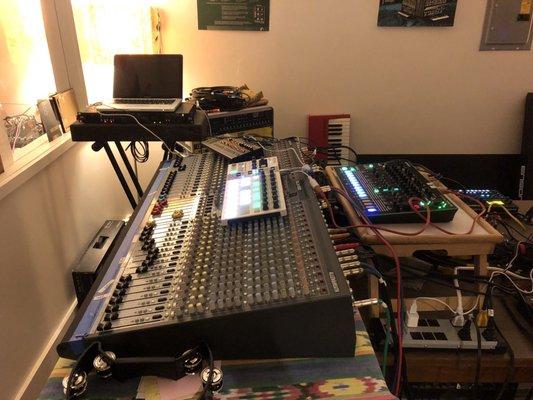 NoiSeBuRgeR Analog Synth Lab