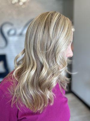 Classic blonde with highlights to the root