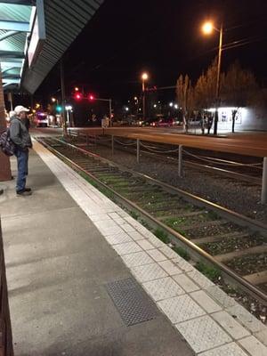 E 122nd Ave MAX Station