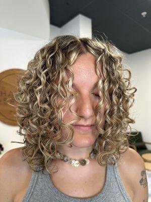 Full highlight and Curly haircut by Chanelle. Instagram @beautiedbychanelle