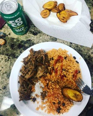 Pernil, arroz con gandules, plátanos maduros, coco rico