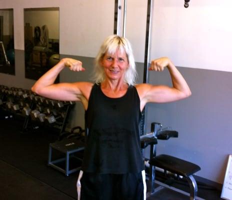 Lisa Henderson's 145Lb Deadlift victory double bicep!