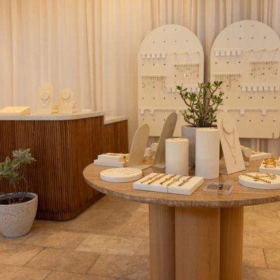 Discover trending jewelry and accessories.