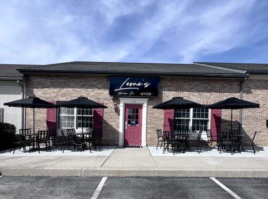 Love the outdoor seating! I want those umbrellas!