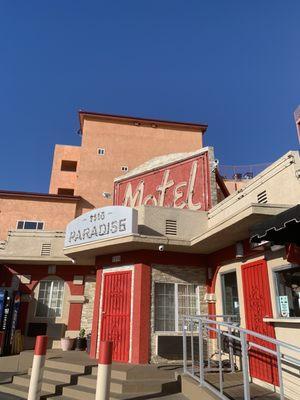 Paradise Inn & Suites