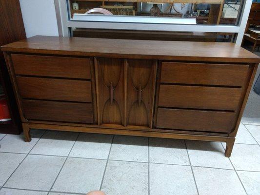 Beautiful mid century modern dresser. Not marked by maker.
