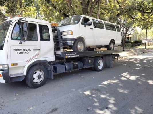 Best Deal Towing in action.