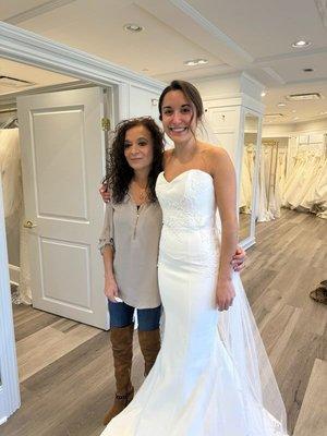 Mè Ns my daughter at her dress fitting this year Wedding Oct. 2025.