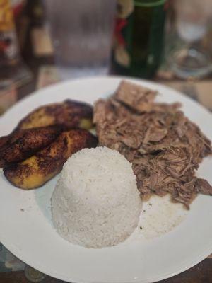 Pulled pork with white rice and sweet plantains