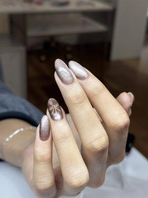 Cat eye gel nail polish