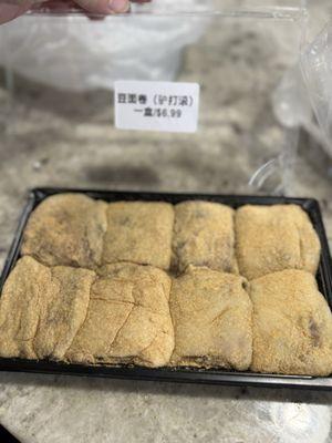 Beijing-style mochi or "donkey rolls"