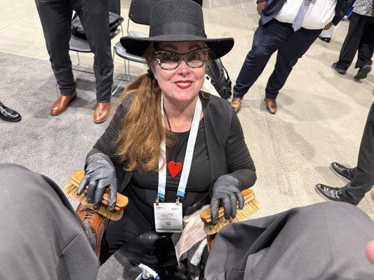 She's ambidextrous too!