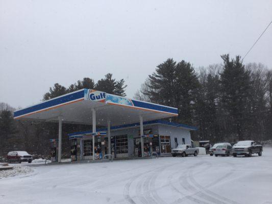 Good quality gas and nice staff (and yes this is in New England so there's snow)