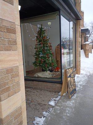 The window display and folding board.