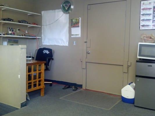 Nice clean waiting room .most people leave and return a few hours later to pick up car, but i stayed and  got work done.