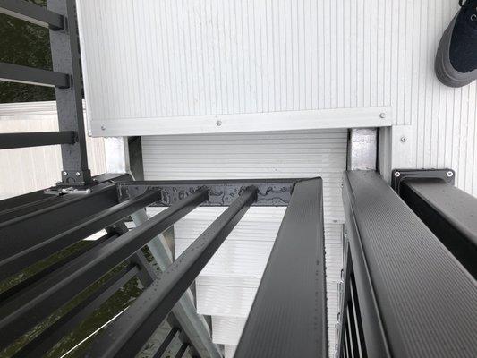 Dangerous hole when gate is closed