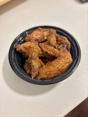 F4. Wings with Garlic Sauce.