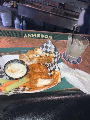 Buffalo wings are delicious and the drinks hit the spot. The drinks are made just how you like them. Karaoke on Tuesday and Friday nights