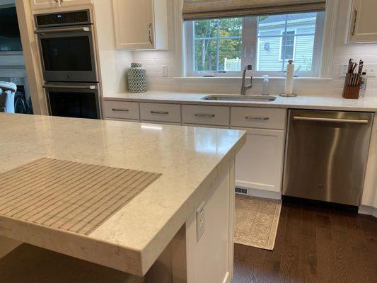 Kitchen Island with a mitered edge of 2.5"