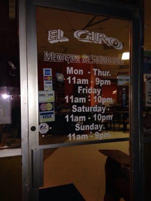 Warning!! They want feed you at 8:55pm on a Monday !! After driving 30 minutes from Pirates Cove !!!