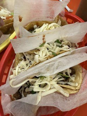 Tacos de asada con queso