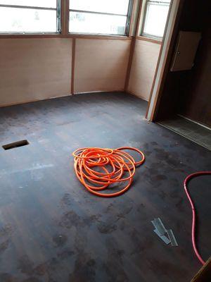 Put laminate floor down