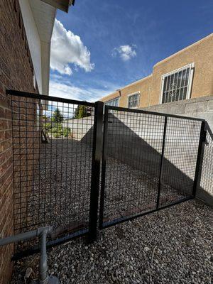 Clean and simple gate