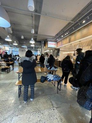 The line is the length of the food hall. Fortunately, I took this pic after I got my drinks.