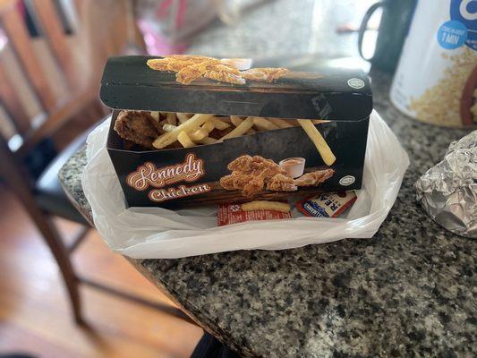 5 pieces of chicken with friends and BBQ sauce amazing taste. Thanks Ali for the attention and food.