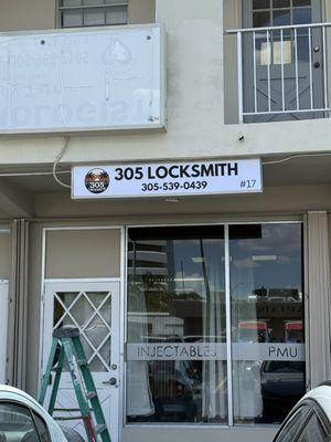 305 Locksmith