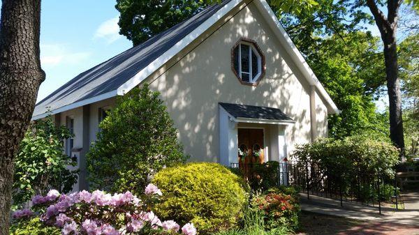 A quaint little church in the heart of historic Mount Tabor.