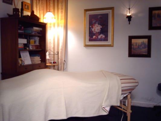 Comfy and cozy. Welcome in!