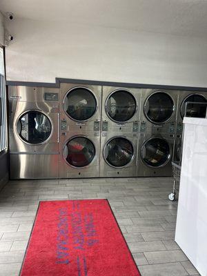 The cleanest laundry mat in Tulare ! They also have big washers and dryers. Extremely recommend using this location