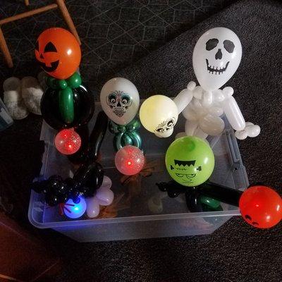 Halloween Candy Cups! Awesome balloon sculptures with a cup of treats and candy. Makes the memocandy Cups Customized forrible Trick Or Trecs