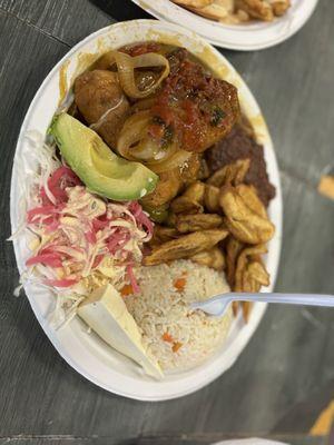 Chuleta guisada Frijoles,arroz,ensalada,aguacate y queso