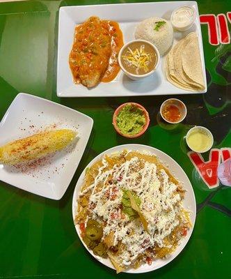 Nachos de Pollo, Elote & Pescado a la Veracruzana