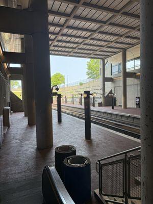 Station platform on Greenbelt side towards MD.