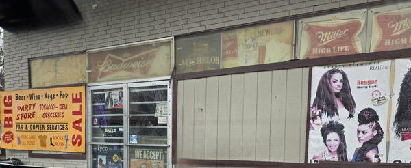 Lots of beauty and grocery items. Many many items. Shop till ya drop.