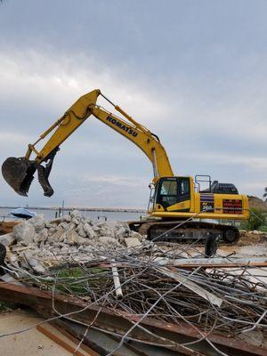 Seawall Komatsu PC 360