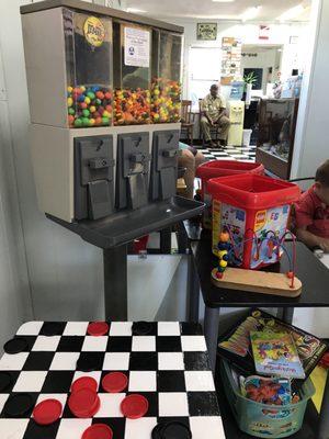 Offers kiddos toys and books. And quarter candy vending machines