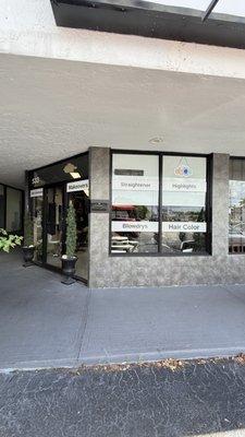 Amore Gold Beauty Salon en la esquina de la plaza