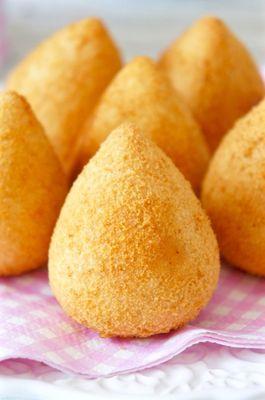 Coxinha crocante por fora com recheio suculento de frango desfiado e cream cheese por dentro!