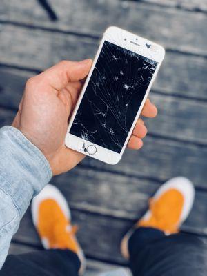 Broken iPhone screen repair in under 30 minutes